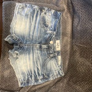 Buckle Daytrip Lynx jean shorts